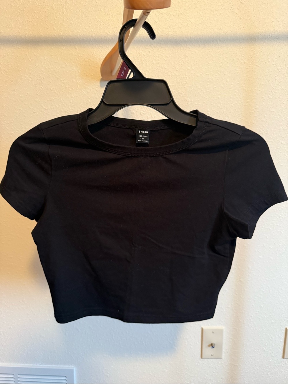SHEIN Black Short Sleeve Cropped Tee